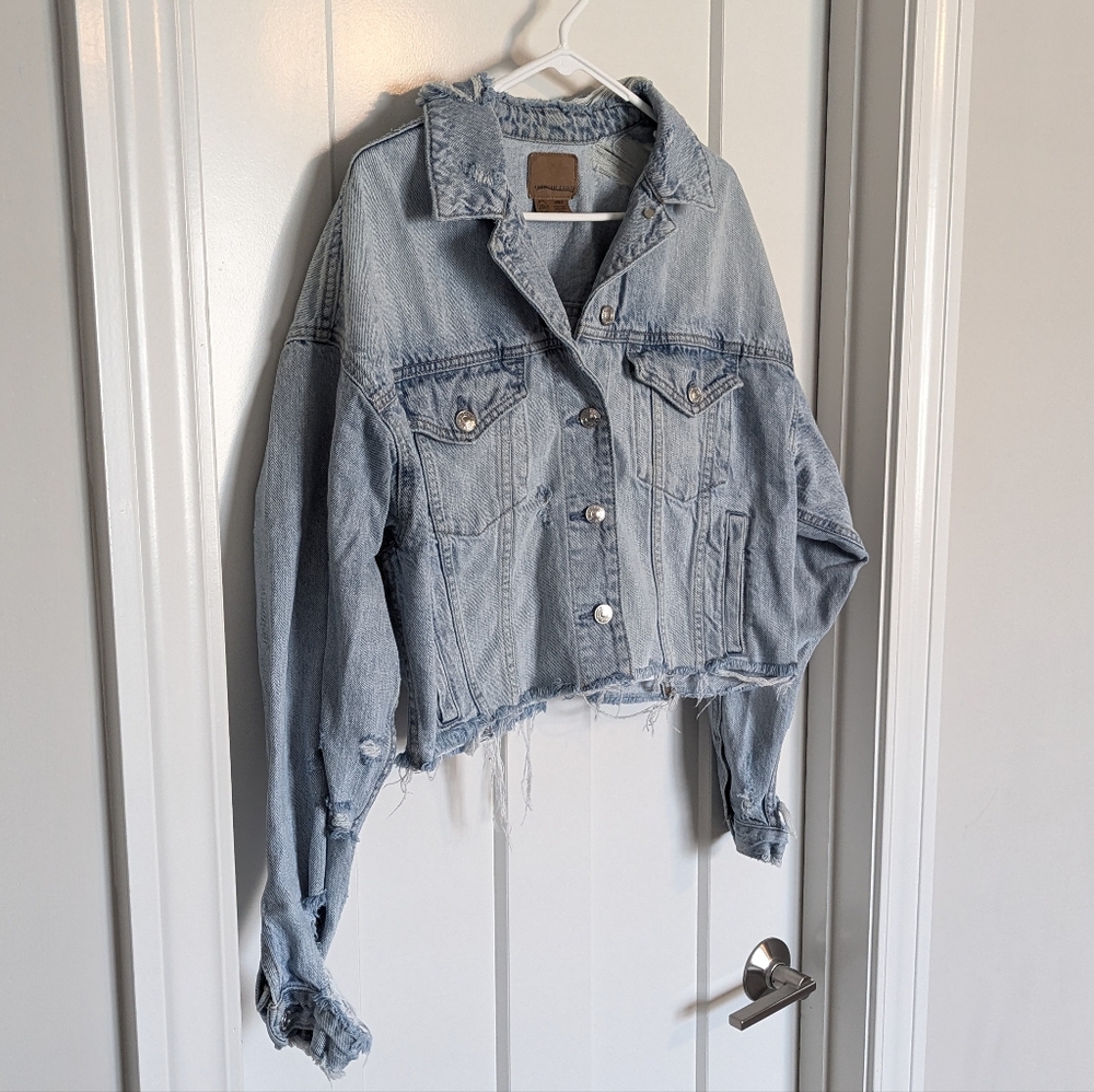 American Eagle Cropped Oversized Jean Jacket Very Distressed sz M - Picture 2 of 8